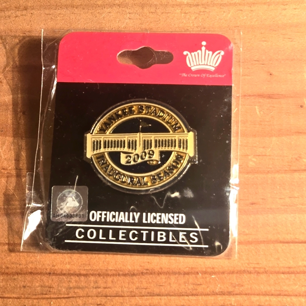 RARE NEW 2009 NEW YORK YANKEES STADIUM INAUGURAL SEASON GOLD PINBACK PIN SEALED